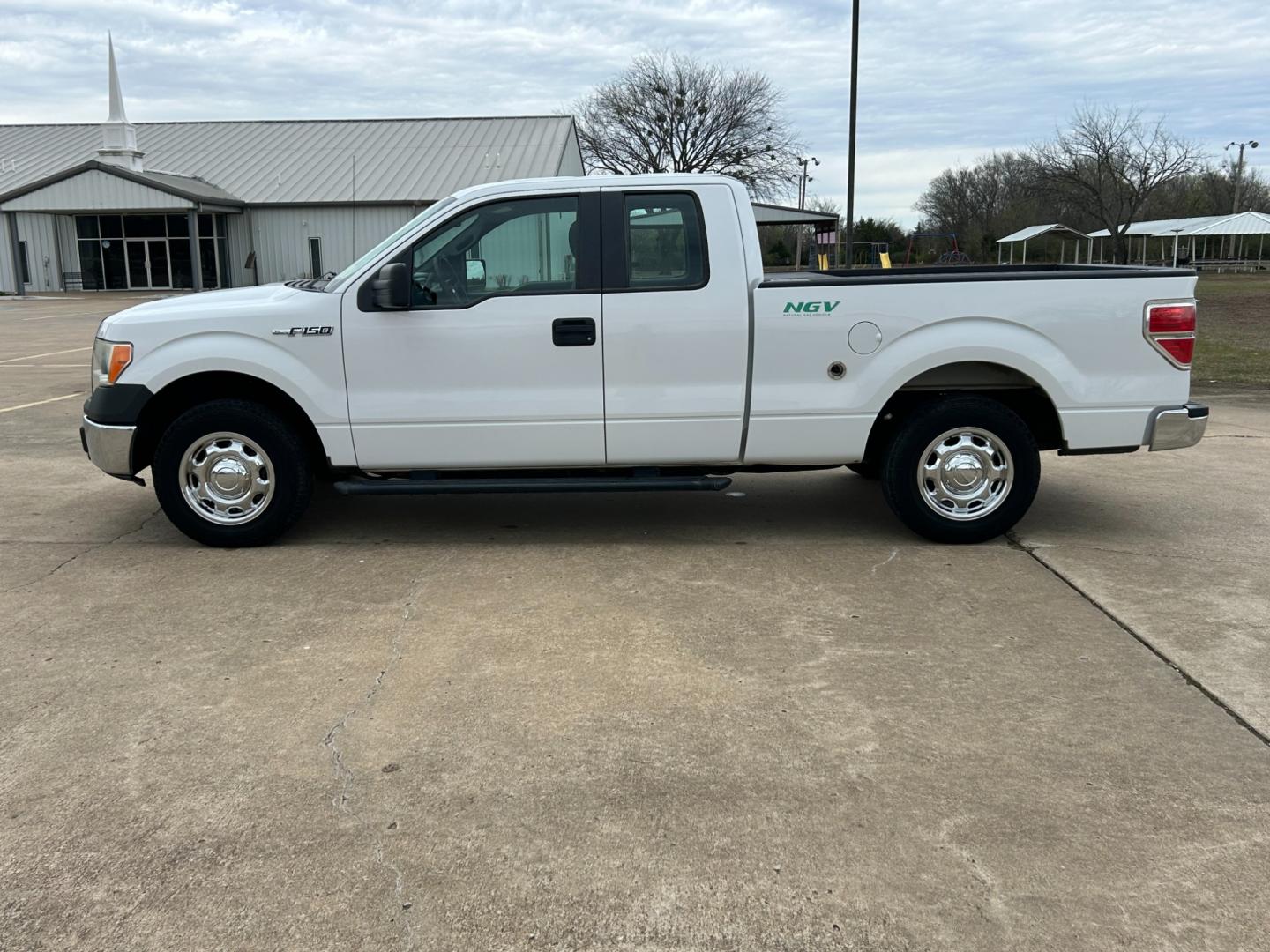 2014 White /Gray Ford F-150 XL SuperCab 6.5-ft. Bed 2WD (1FTEX1CM3EK) with an 3.7L V6 DOHC 24V engine, 6-Speed Automatic transmission, located at 17760 Hwy 62, Morris, OK, 74445, (918) 733-4887, 35.609104, -95.877060 - 2014 FORD F-150 XL SUPERCAB 6.5-ft. BED 2WD 3.7L V6 FEATURES KEYLESS REMOTE ENTRY, POWER LOCKS, POWER WINDOWS, AM/FM STEREO, TOUCH SCREEN, AUXILLARY PORT, HANDS-FREE BLUETOOTH CALLING, CRUISE CONTROL, TRACTION CONTROL, MULTI-FUNCTIONING STEERING WHEEL CONTROLS, BACKUP CAMERA. EQUIPPED WITH A BI-FUEL - Photo#7